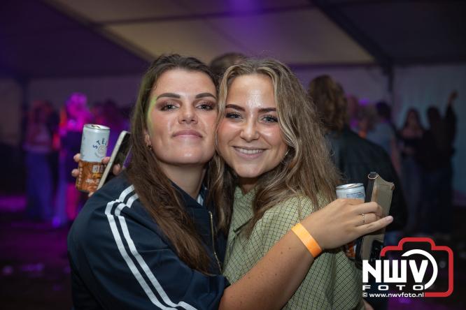 Ondanks de regen volop gezelligheid in de feesttent aan de Singel op ’t Harde. - &copy; NWVFoto.nl