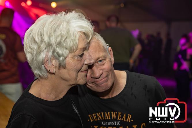 Ondanks de regen volop gezelligheid in de feesttent aan de Singel op ’t Harde. - &copy; NWVFoto.nl