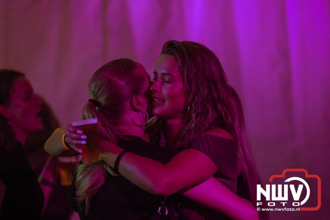 Ondanks de regen volop gezelligheid in de feesttent aan de Singel op ’t Harde. - &copy; NWVFoto.nl
