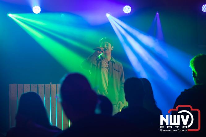 Ondanks de regen volop gezelligheid in de feesttent aan de Singel op ’t Harde. - &copy; NWVFoto.nl