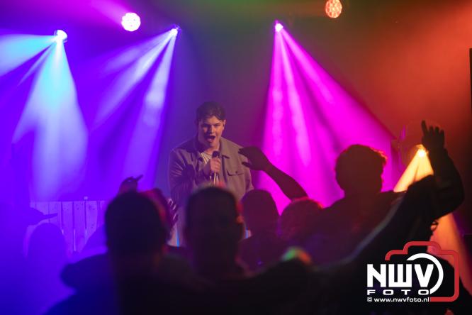 Ondanks de regen volop gezelligheid in de feesttent aan de Singel op ’t Harde. - &copy; NWVFoto.nl