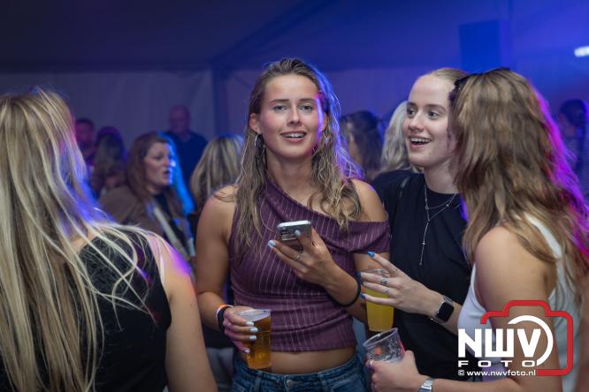 Ondanks de regen volop gezelligheid in de feesttent aan de Singel op ’t Harde. - &copy; NWVFoto.nl