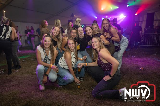 Ondanks de regen volop gezelligheid in de feesttent aan de Singel op ’t Harde. - &copy; NWVFoto.nl