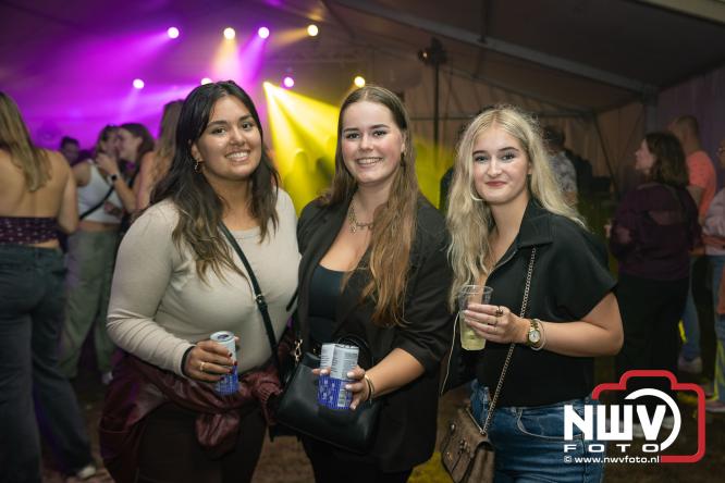 Ondanks de regen volop gezelligheid in de feesttent aan de Singel op ’t Harde. - &copy; NWVFoto.nl
