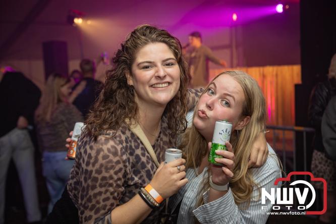 Ondanks de regen volop gezelligheid in de feesttent aan de Singel op ’t Harde. - &copy; NWVFoto.nl