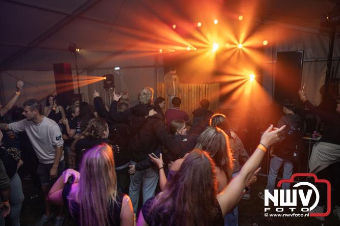Ondanks de regen volop gezelligheid in de feesttent aan de Singel op ’t Harde. - &copy; NWVFoto.nl