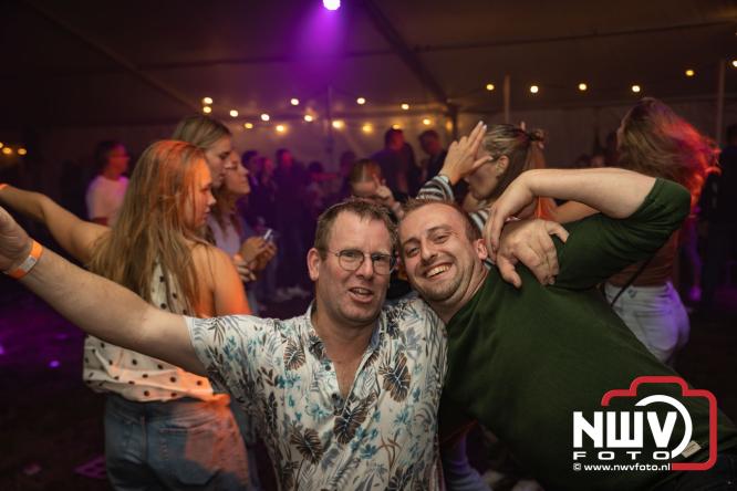 Ondanks de regen volop gezelligheid in de feesttent aan de Singel op ’t Harde. - &copy; NWVFoto.nl