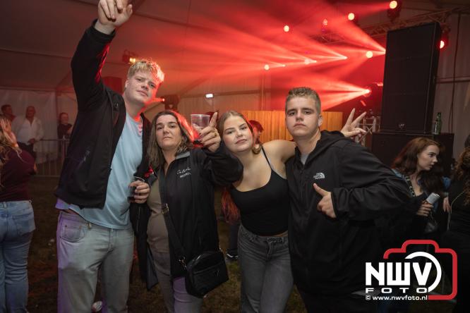 Ondanks de regen volop gezelligheid in de feesttent aan de Singel op ’t Harde. - &copy; NWVFoto.nl