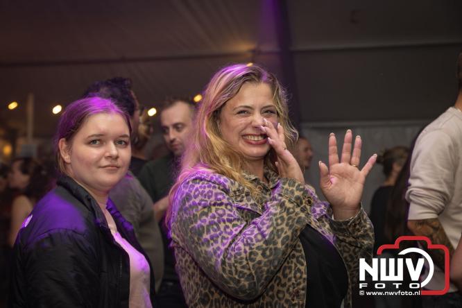 Ondanks de regen volop gezelligheid in de feesttent aan de Singel op ’t Harde. - &copy; NWVFoto.nl