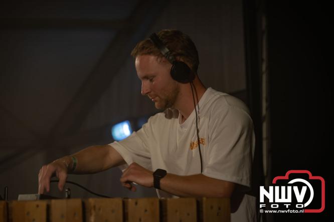 Ondanks de regen volop gezelligheid in de feesttent aan de Singel op ’t Harde. - &copy; NWVFoto.nl