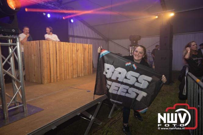 Ondanks de regen volop gezelligheid in de feesttent aan de Singel op ’t Harde. - &copy; NWVFoto.nl