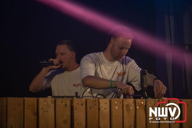 Ondanks de regen volop gezelligheid in de feesttent aan de Singel op ’t Harde. - &copy; NWVFoto.nl