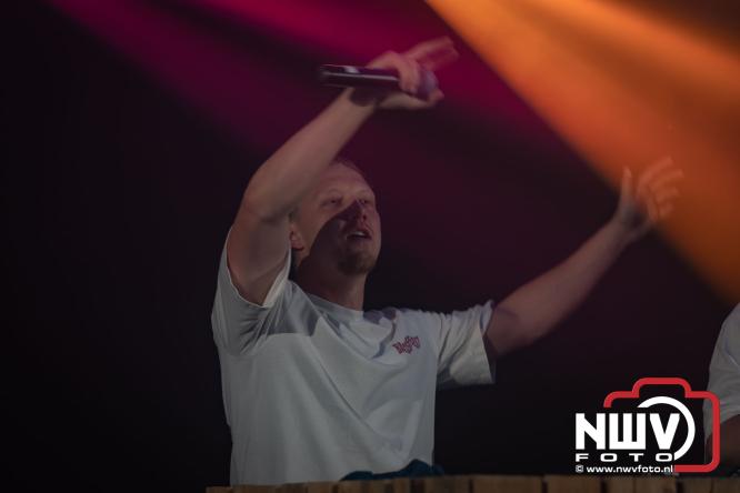 Ondanks de regen volop gezelligheid in de feesttent aan de Singel op ’t Harde. - &copy; NWVFoto.nl