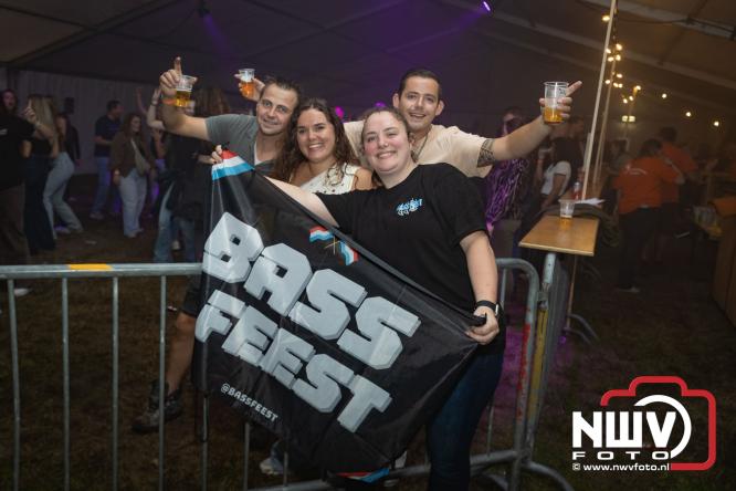 Ondanks de regen volop gezelligheid in de feesttent aan de Singel op ’t Harde. - &copy; NWVFoto.nl