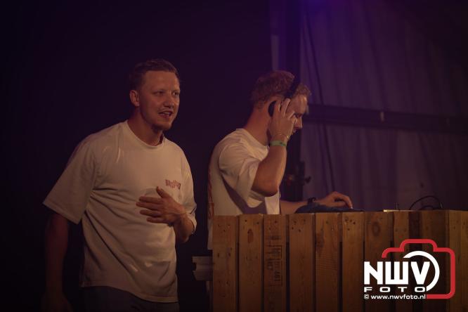 Ondanks de regen volop gezelligheid in de feesttent aan de Singel op ’t Harde. - &copy; NWVFoto.nl