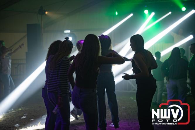 Ondanks de regen volop gezelligheid in de feesttent aan de Singel op ’t Harde. - &copy; NWVFoto.nl