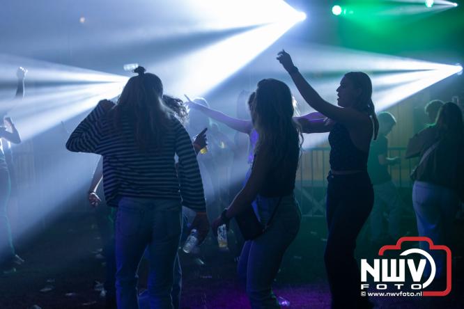 Ondanks de regen volop gezelligheid in de feesttent aan de Singel op ’t Harde. - &copy; NWVFoto.nl