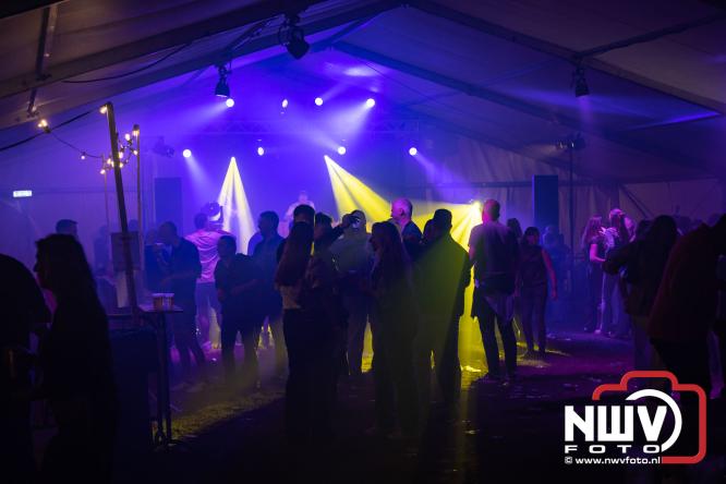 Ondanks de regen volop gezelligheid in de feesttent aan de Singel op ’t Harde. - &copy; NWVFoto.nl