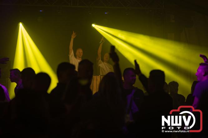 Ondanks de regen volop gezelligheid in de feesttent aan de Singel op ’t Harde. - &copy; NWVFoto.nl