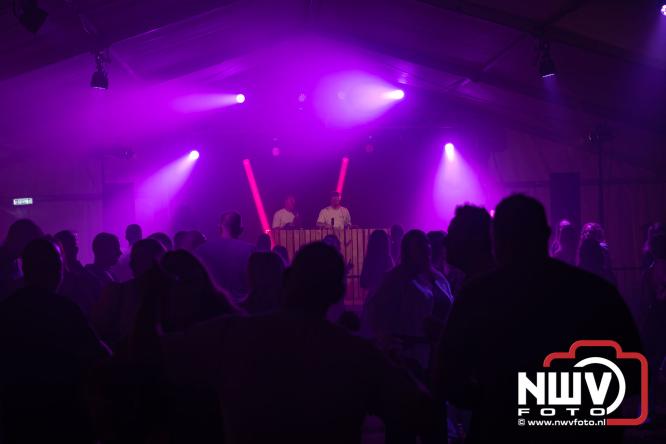 Ondanks de regen volop gezelligheid in de feesttent aan de Singel op ’t Harde. - &copy; NWVFoto.nl