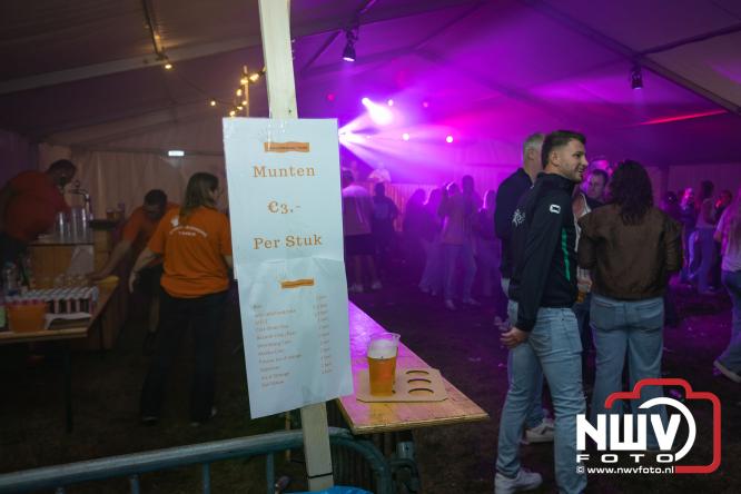 Ondanks de regen volop gezelligheid in de feesttent aan de Singel op ’t Harde. - &copy; NWVFoto.nl