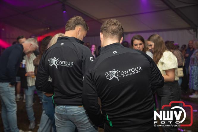 Ondanks de regen volop gezelligheid in de feesttent aan de Singel op ’t Harde. - &copy; NWVFoto.nl