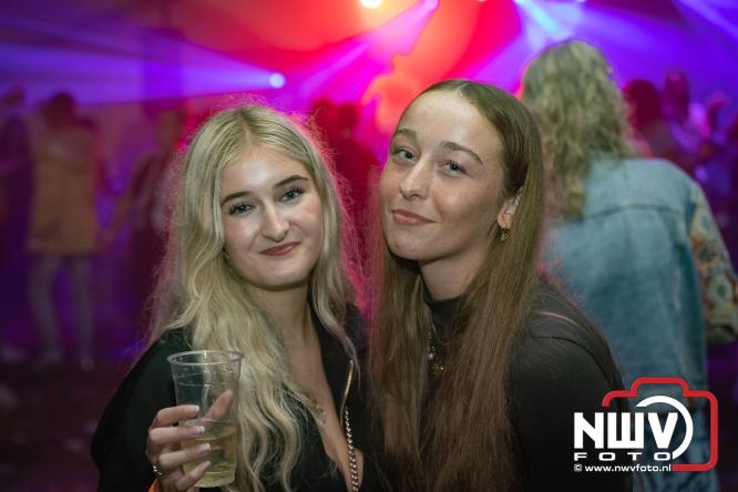 Ondanks de regen volop gezelligheid in de feesttent aan de Singel op ’t Harde. - &copy; NWVFoto.nl