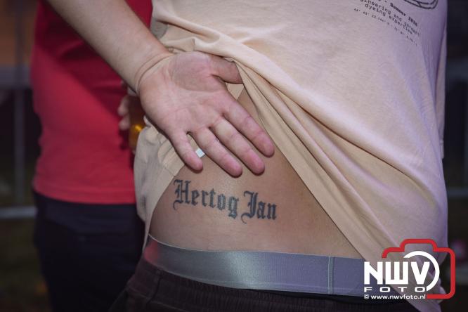 Ondanks de regen volop gezelligheid in de feesttent aan de Singel op ’t Harde. - &copy; NWVFoto.nl