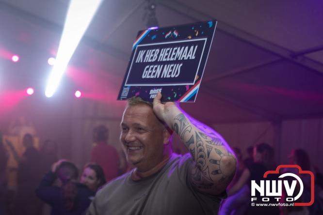 Ondanks de regen volop gezelligheid in de feesttent aan de Singel op ’t Harde. - &copy; NWVFoto.nl