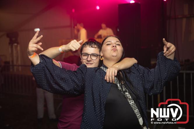Ondanks de regen volop gezelligheid in de feesttent aan de Singel op ’t Harde. - &copy; NWVFoto.nl