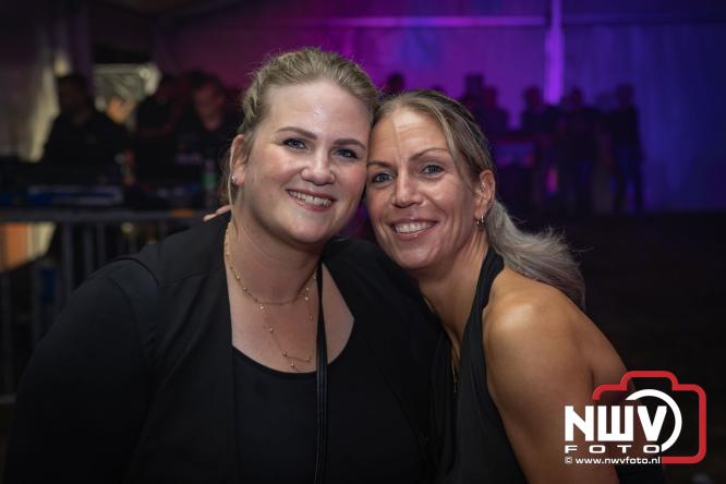 Ondanks de regen volop gezelligheid in de feesttent aan de Singel op ’t Harde. - &copy; NWVFoto.nl