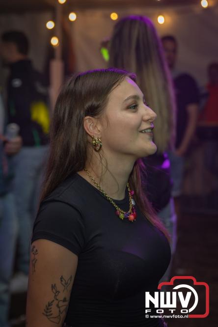 Ondanks de regen volop gezelligheid in de feesttent aan de Singel op ’t Harde. - &copy; NWVFoto.nl