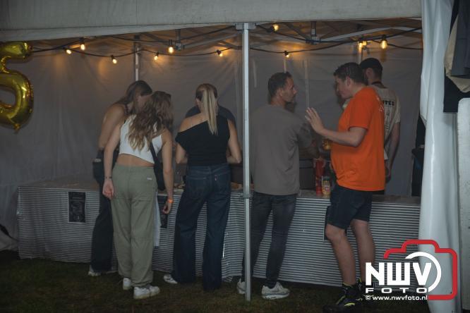 Ondanks de regen volop gezelligheid in de feesttent aan de Singel op ’t Harde. - &copy; NWVFoto.nl