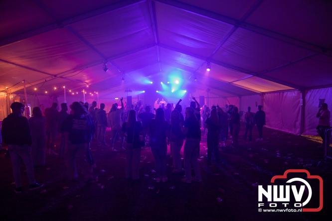Ondanks de regen volop gezelligheid in de feesttent aan de Singel op ’t Harde. - &copy; NWVFoto.nl