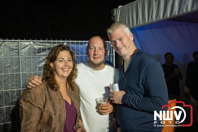 Ondanks de regen volop gezelligheid in de feesttent aan de Singel op ’t Harde. - &copy; NWVFoto.nl