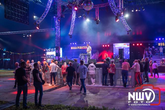 Een zee van muziek en gezelligheid tijdens het Mega Piraten Festijn in Oldebroek. - &copy; NWVFoto.nl