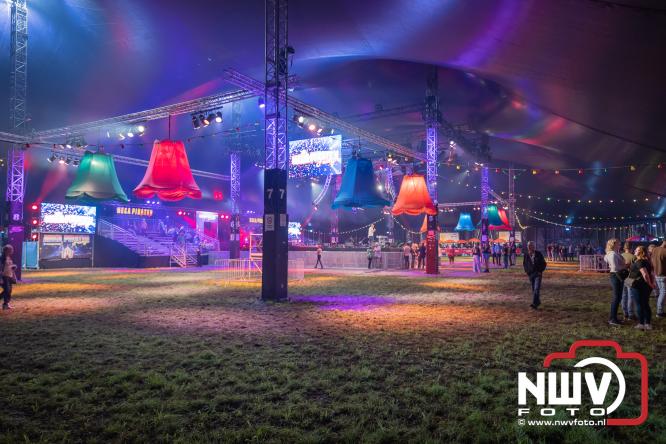 Een zee van muziek en gezelligheid tijdens het Mega Piraten Festijn in Oldebroek. - &copy; NWVFoto.nl