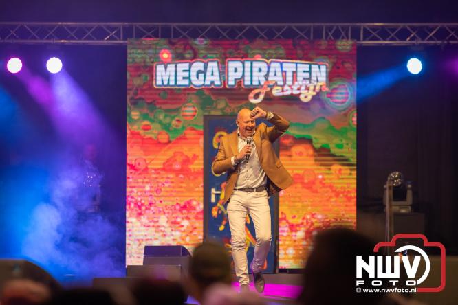 Een zee van muziek en gezelligheid tijdens het Mega Piraten Festijn in Oldebroek. - &copy; NWVFoto.nl