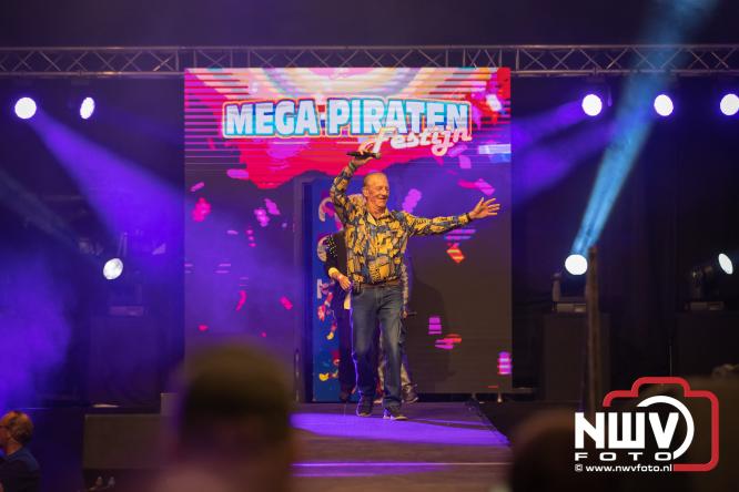 Een zee van muziek en gezelligheid tijdens het Mega Piraten Festijn in Oldebroek. - &copy; NWVFoto.nl