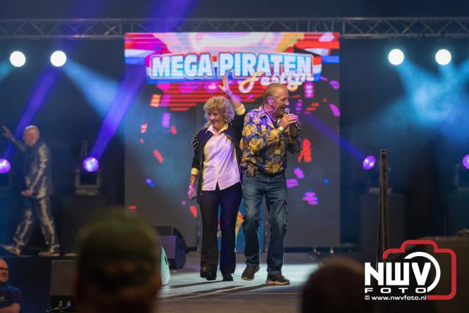 Een zee van muziek en gezelligheid tijdens het Mega Piraten Festijn in Oldebroek. - &copy; NWVFoto.nl