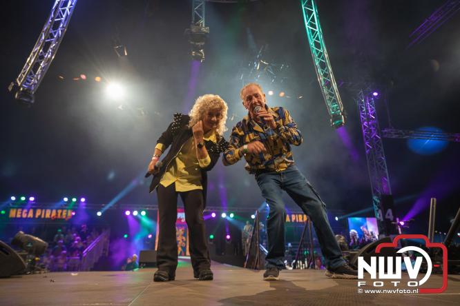Een zee van muziek en gezelligheid tijdens het Mega Piraten Festijn in Oldebroek. - &copy; NWVFoto.nl