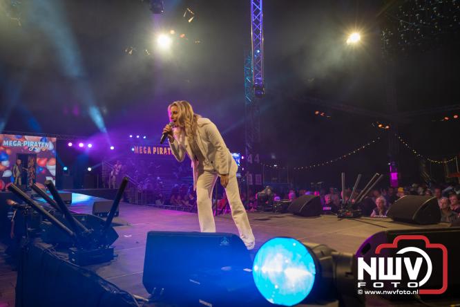Een zee van muziek en gezelligheid tijdens het Mega Piraten Festijn in Oldebroek. - &copy; NWVFoto.nl