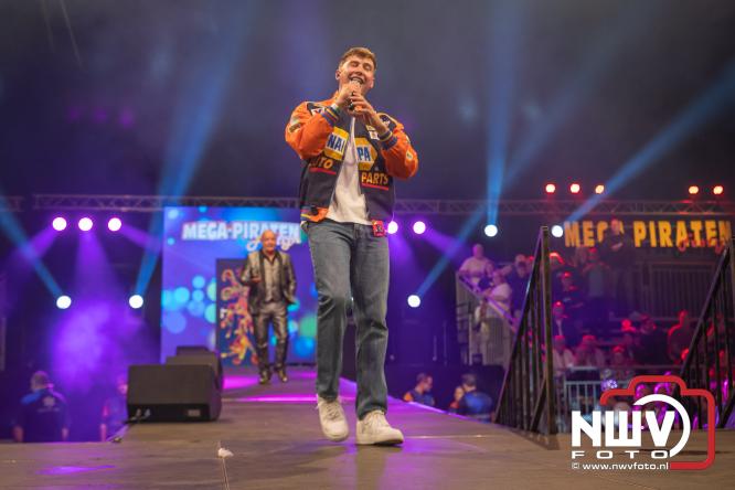 Een zee van muziek en gezelligheid tijdens het Mega Piraten Festijn in Oldebroek. - &copy; NWVFoto.nl