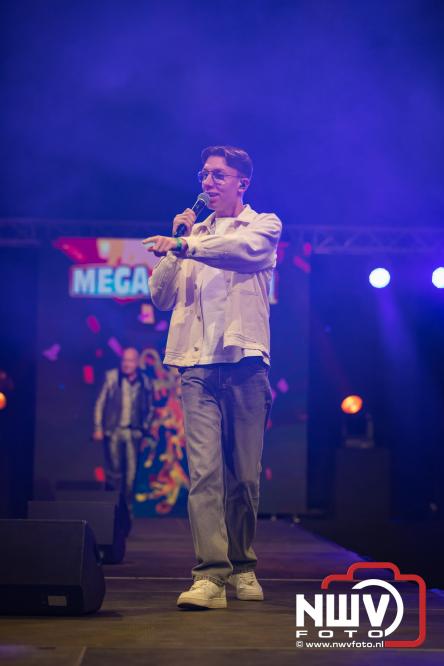 Een zee van muziek en gezelligheid tijdens het Mega Piraten Festijn in Oldebroek. - &copy; NWVFoto.nl