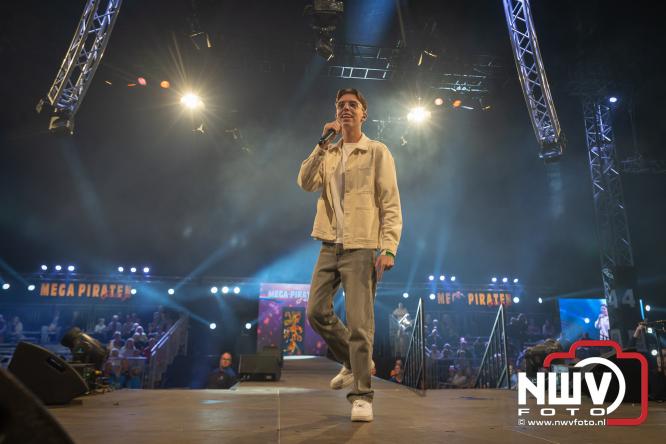 Een zee van muziek en gezelligheid tijdens het Mega Piraten Festijn in Oldebroek. - &copy; NWVFoto.nl