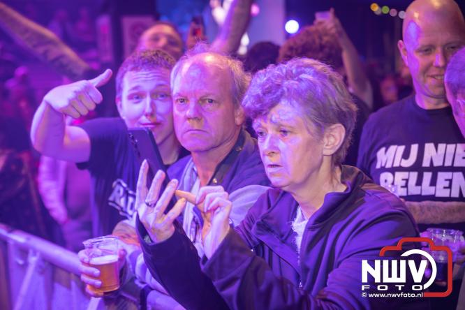 Een zee van muziek en gezelligheid tijdens het Mega Piraten Festijn in Oldebroek. - &copy; NWVFoto.nl