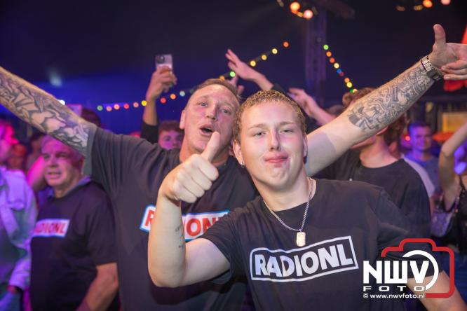 Een zee van muziek en gezelligheid tijdens het Mega Piraten Festijn in Oldebroek. - &copy; NWVFoto.nl