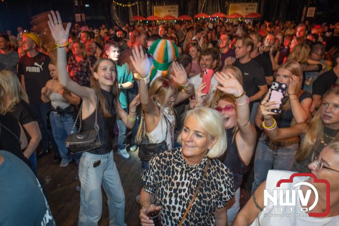 Een zee van muziek en gezelligheid tijdens het Mega Piraten Festijn in Oldebroek. - &copy; NWVFoto.nl