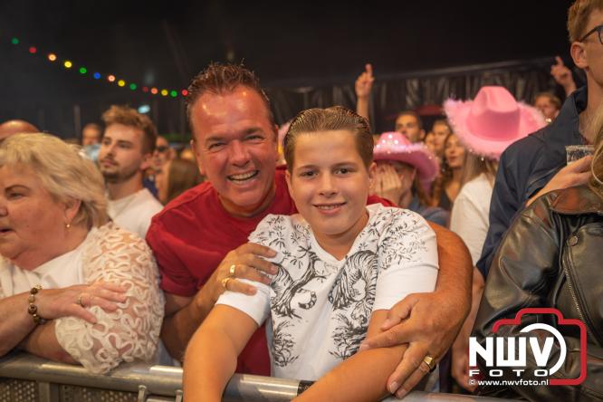 Een zee van muziek en gezelligheid tijdens het Mega Piraten Festijn in Oldebroek. - &copy; NWVFoto.nl