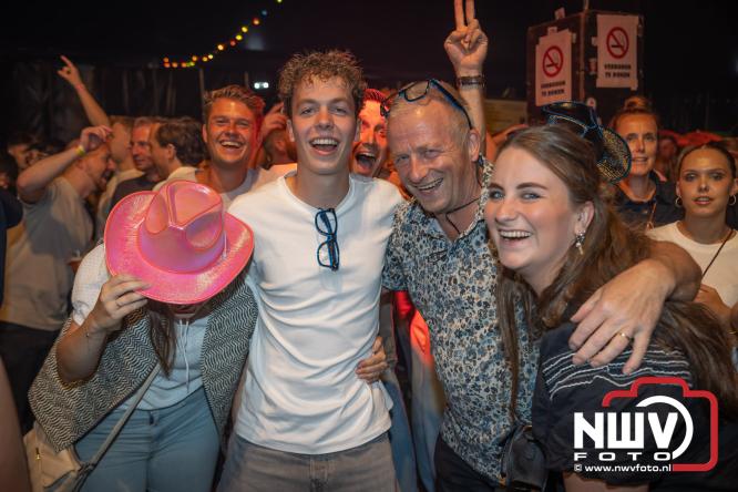 Een zee van muziek en gezelligheid tijdens het Mega Piraten Festijn in Oldebroek. - &copy; NWVFoto.nl